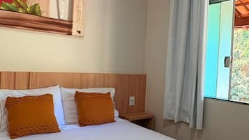 Habitación doble, vistas al lago | Baño | Ducha, artículos de higiene personal gratuitos, toallas y jabón