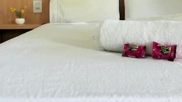 Espacio para trabajar con laptop, wifi gratis y ropa de cama