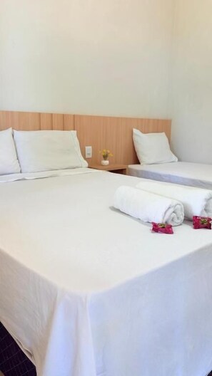 Chambre triple, climatisation, vue sur le lac | Espace de travail pour ordinateurs portables, accès au Wi-Fi (inclus)