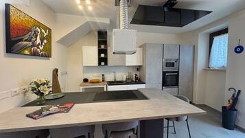 Frigorifero, microonde, forno, piano cottura