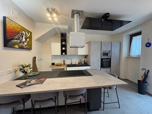 Een koelkast, een magnetron, een oven, een kookplaat