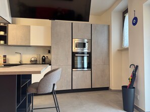 Fridge, microwave, oven, stovetop - Apartment 'Quintessenza Lubriano' with Balcony, Wi-Fi and Air Conditioning (Lubriano)