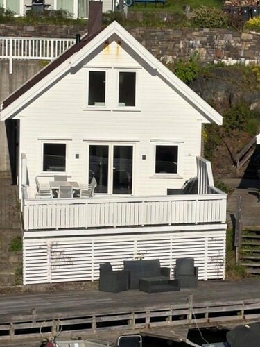 Waterfront quaint 4-bedroom cabin in adorable Kristiansand for relaxing stays