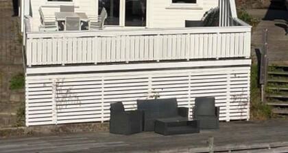 Waterfront quaint 4-bedroom cabin in adorable Kristiansand for relaxing stays