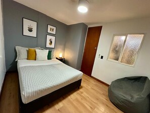 1 habitación, tabla de planchar con plancha, wifi gratis y ropa de cama 