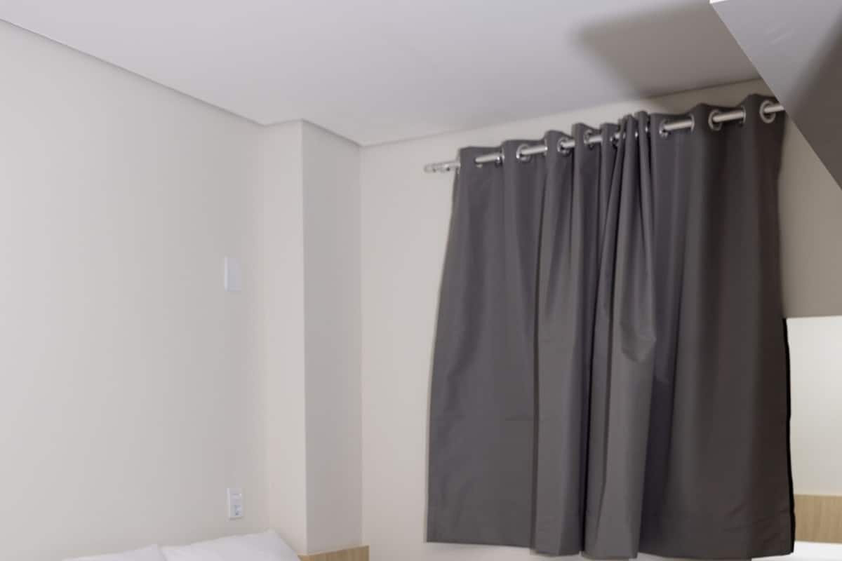 Minibar, laptopgeeigneter Arbeitsplatz, kostenloses WLAN, Bettwäsche