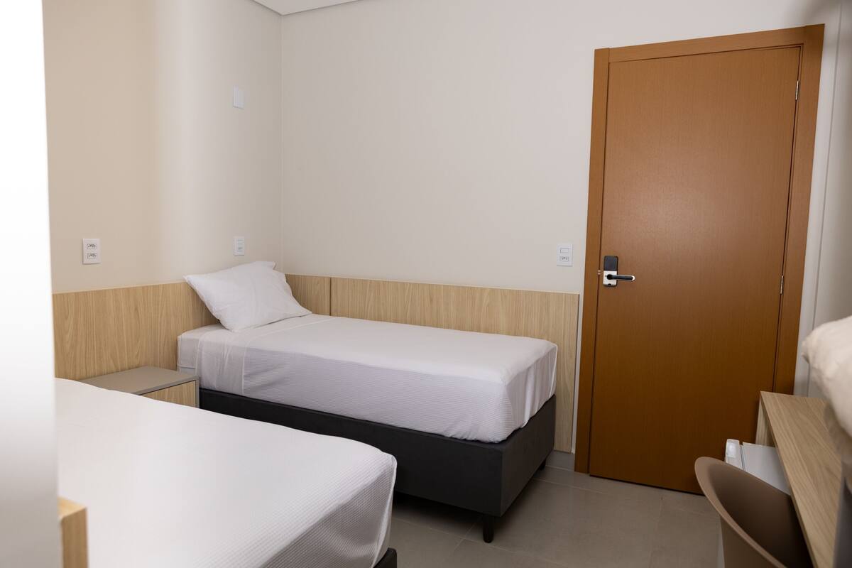 Twin Room, 2 Twin Beds | Minibar, laptop workspace, WiFi (free), bed sheets