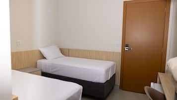 Twin Room, 2 Twin Beds | Minibar, laptop workspace, WiFi (free), bed sheets