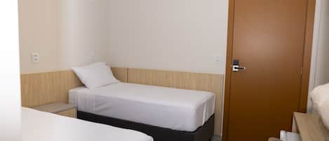 Chambre avec lits jumeaux, 2 lits jumeaux | Minibar, espace de travail pour ordinateurs portables