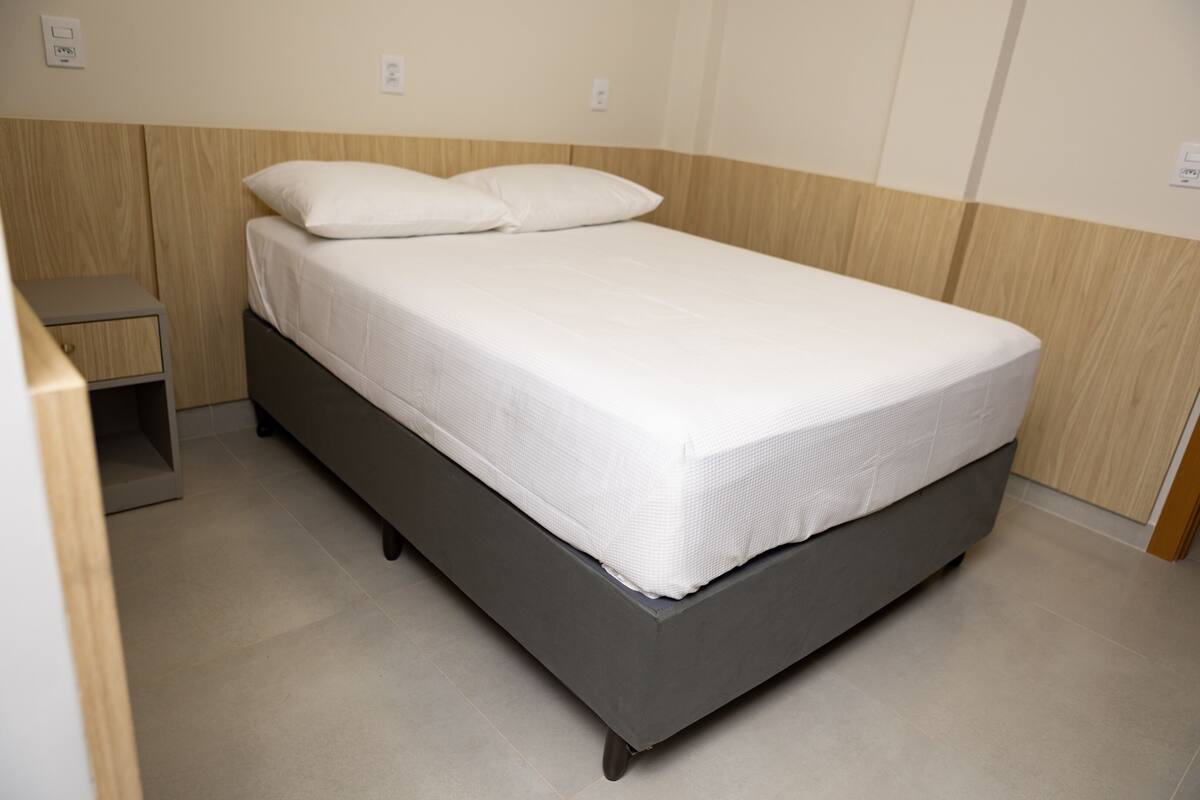 Twin Room, 1 Queen Bed | Minibar, laptop workspace, WiFi (free), bed sheets