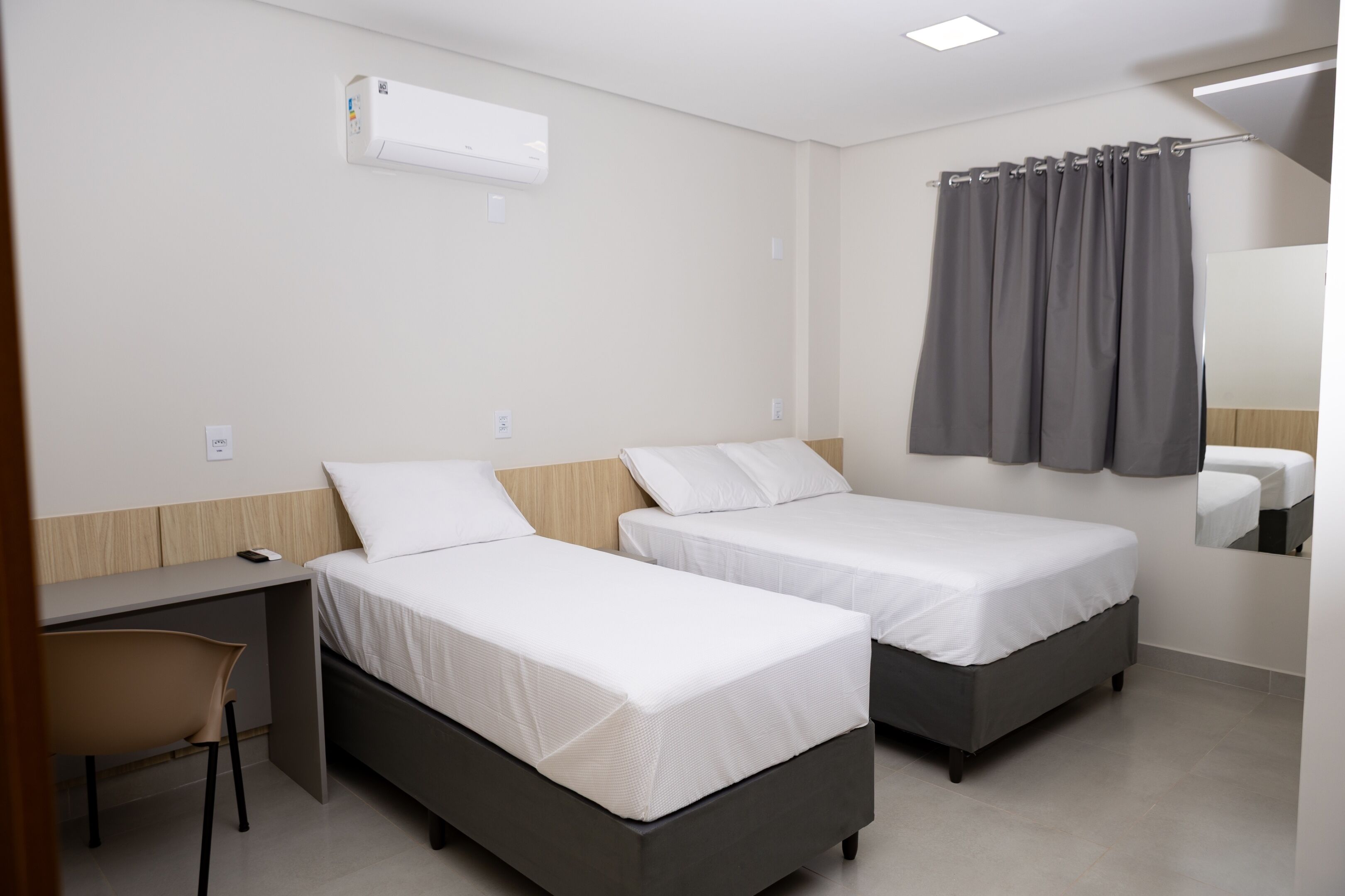 Minibar, laptopgeeigneter Arbeitsplatz, kostenloses WLAN, Bettwäsche