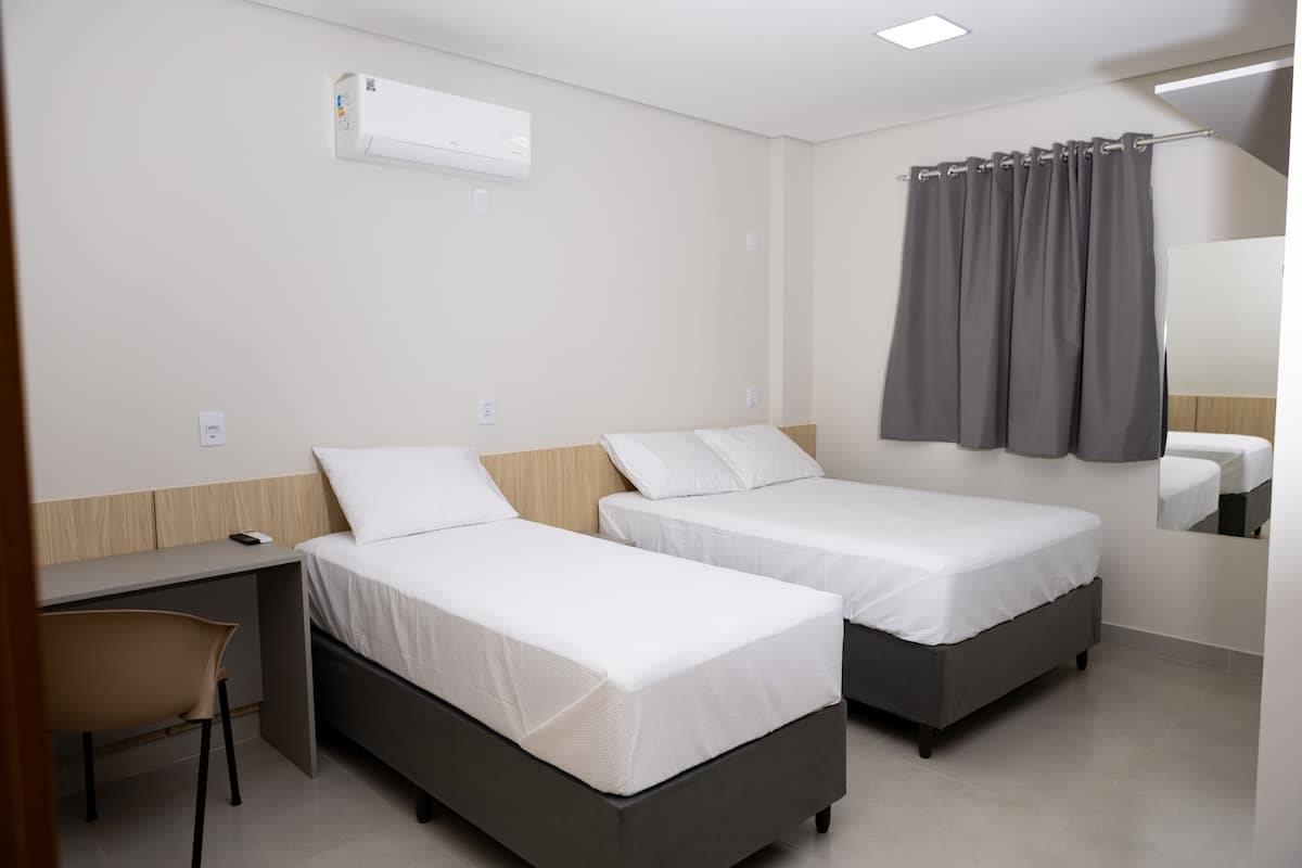 Minibar, laptopgeeigneter Arbeitsplatz, kostenloses WLAN, Bettwäsche
