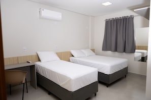 Minibar, laptopgeeigneter Arbeitsplatz, kostenloses WLAN, Bettwäsche