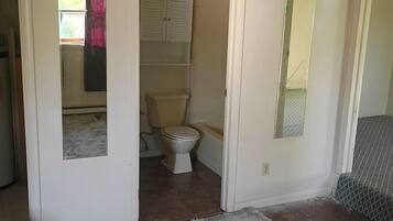Serviettes fournies, savon, papier toilette