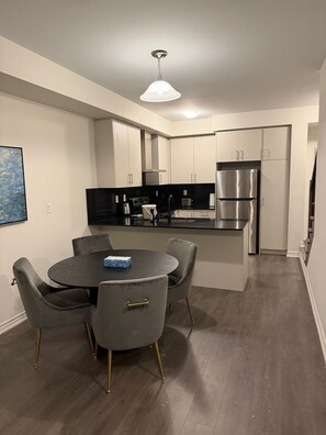 Private kitchen - Family/Group: Cozy 3BR Entire Home (Bradford West Gwillimbury)
