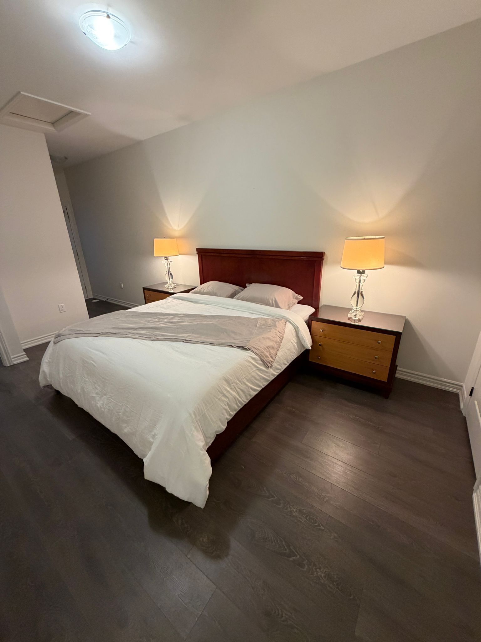 3 habitaciones, tabla de planchar con plancha, internet y ropa de cama 