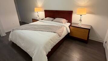 3 habitaciones, tabla de planchar con plancha, internet y ropa de cama