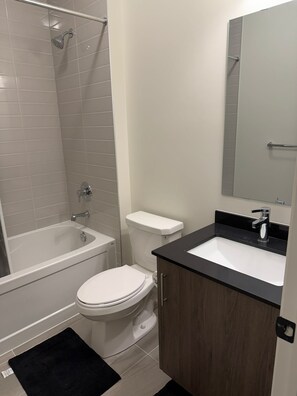Towels, soap, toilet paper - Family/Group: Cozy 3BR Entire Home (Bradford West Gwillimbury)