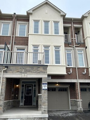 Exterior - Family/Group: Cozy 3BR Entire Home (Bradford West Gwillimbury)