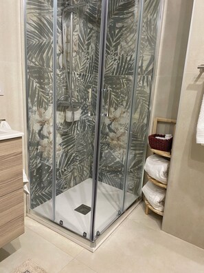 Doccia, asciugacapelli, bidet, asciugamani