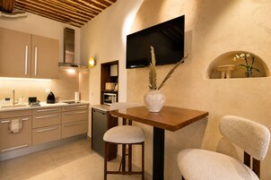 Design Studio Suite | Private kitchen | Espresso maker, coffee/tea maker, electric kettle