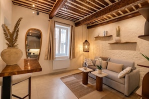 Design Studio Suite | Living area | 110-cm Smart TV with digital channels, Netflix, streaming services - Cocon d'azur (Cassis)