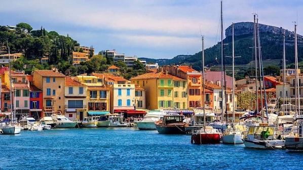 A marina with colorful buildings and boats docked. - Cocon d'azur (Cassis)