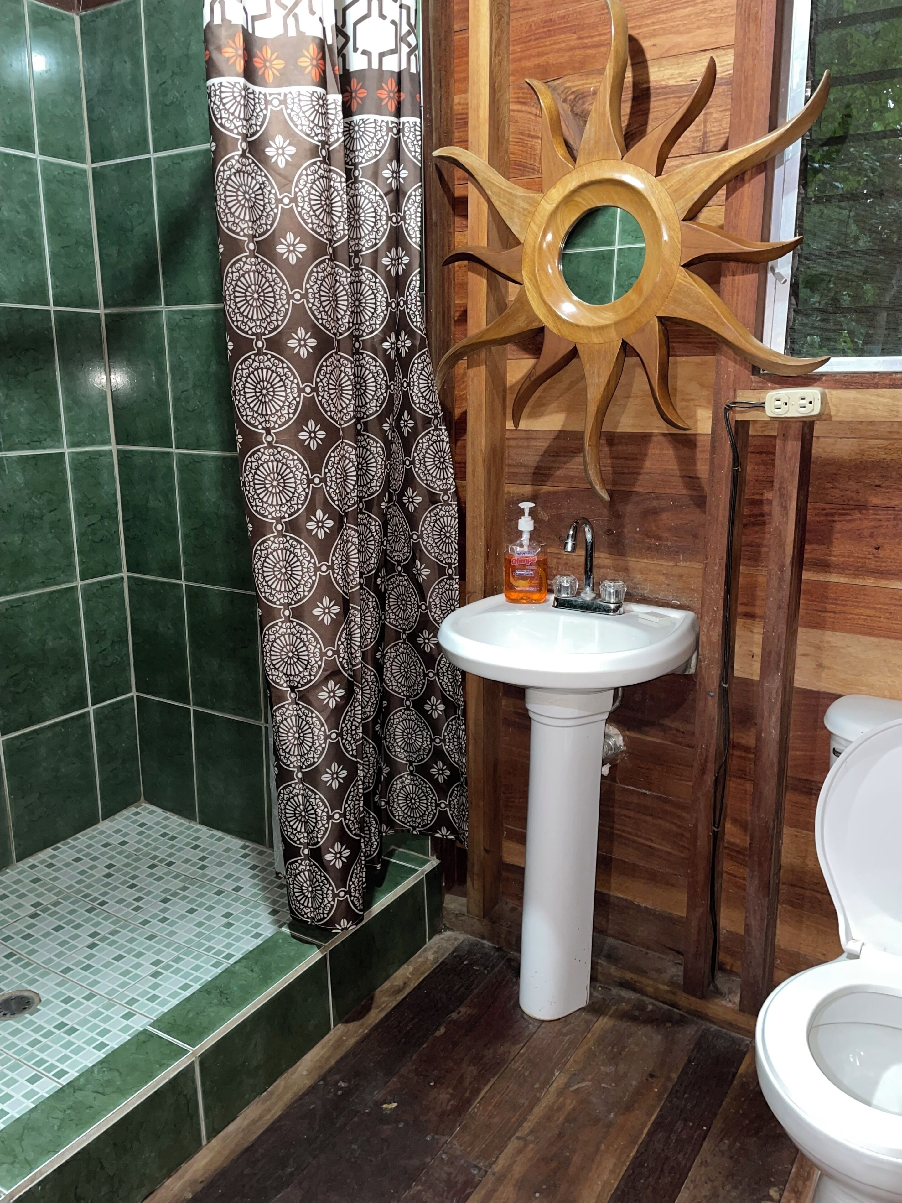 Quarto triplo conforto, sacada, vista para o pátio | Banheiro