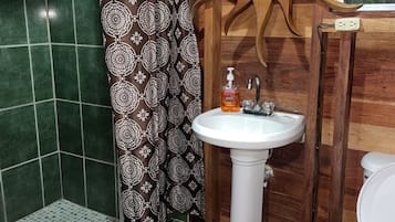 Comfort Triple Room, Balcony, Courtyard View | Bathroom