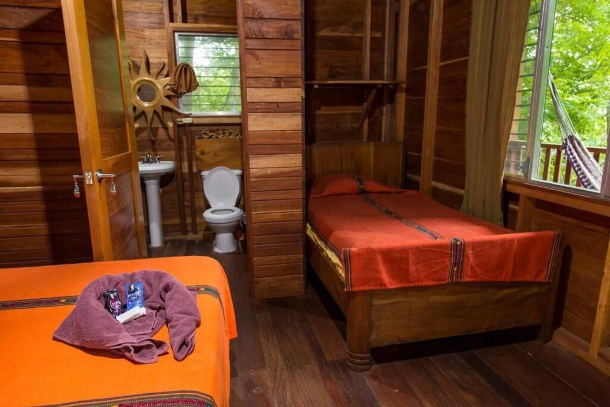Comfort-Dreibettzimmer, Balkon, Blick auf den Innenhof | Kostenloses WLAN