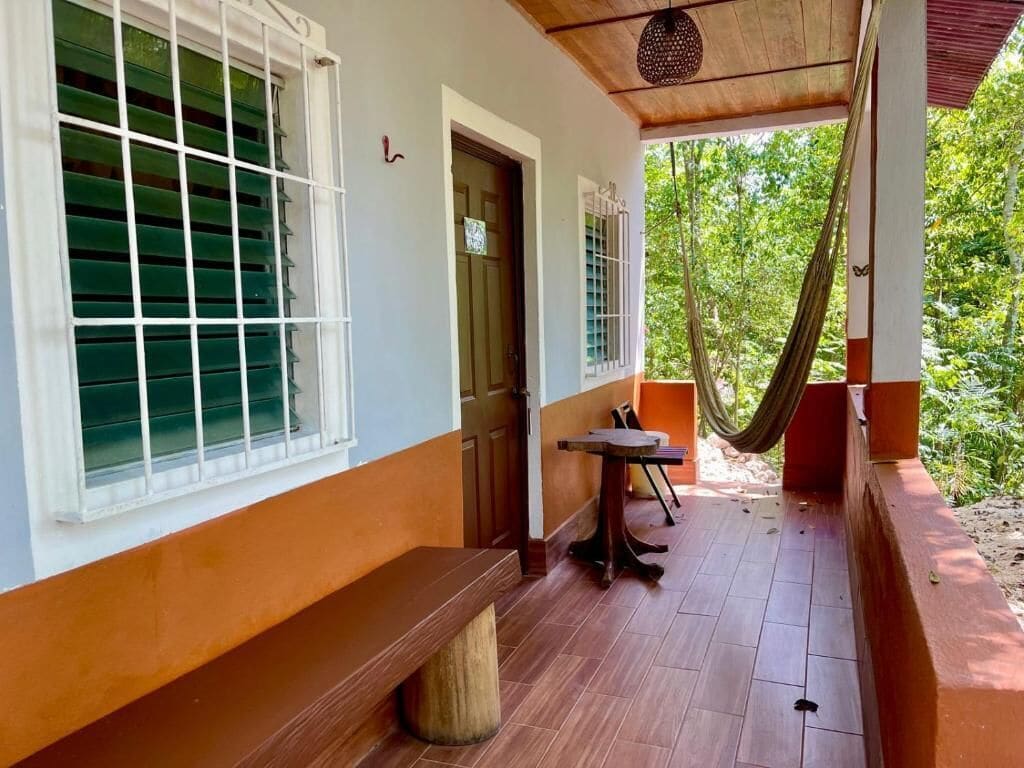 Quarto casal básico, sacada, vista para o pátio | Opções para refeição ao ar livre