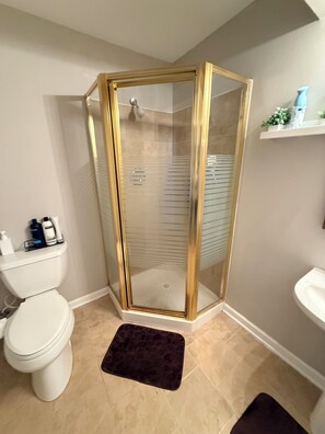 Towels, soap, toilet paper - Cozy 1-bedroom guest apartment in serene Perry Hall (Perry Hall)