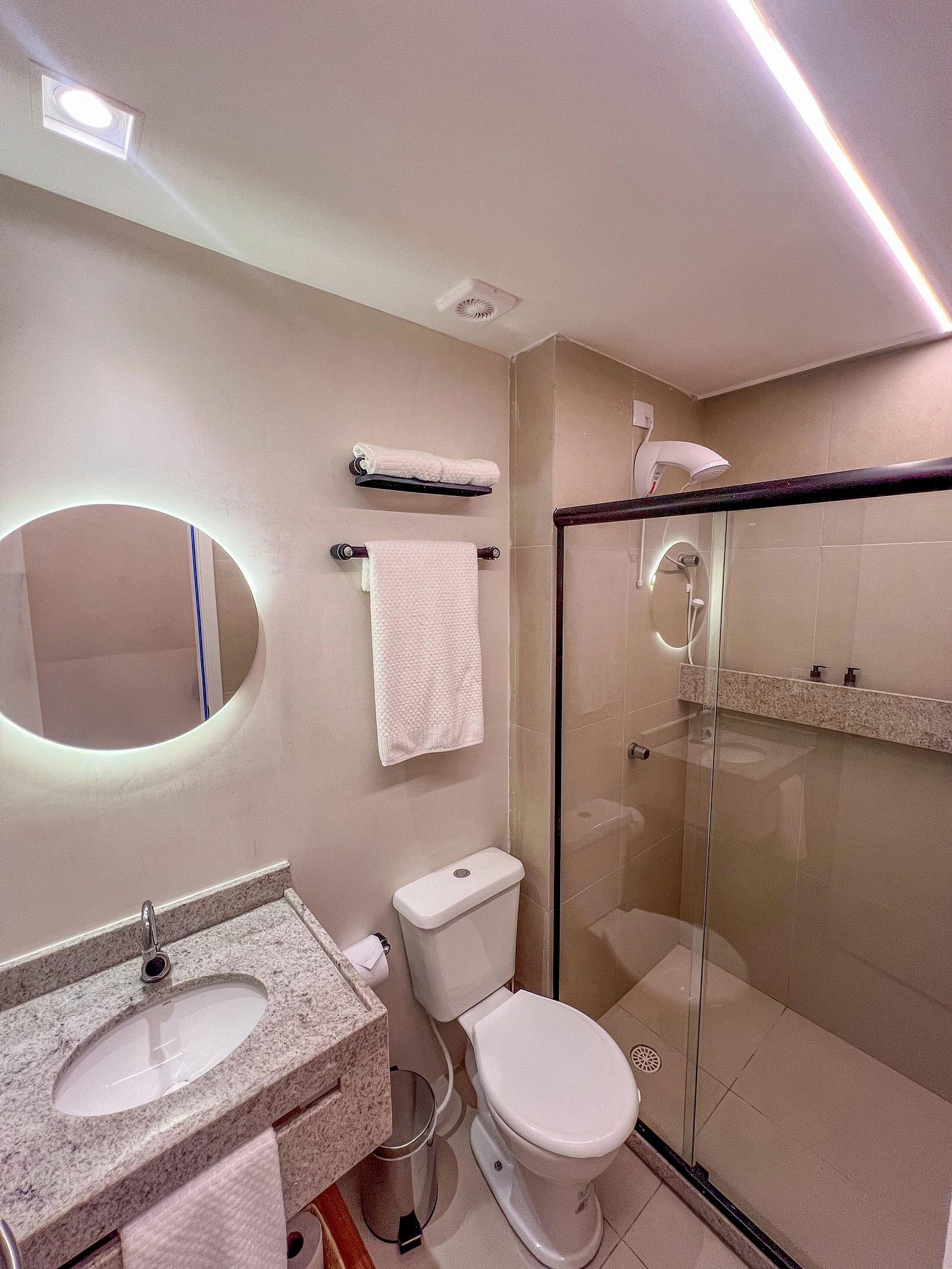 Apartamento, piscina privada | Baño | Toallas, jabón, champú y papel higiénico