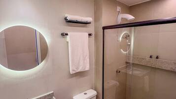 Apartamento, piscina privada | Baño | Toallas, jabón, champú y papel higiénico