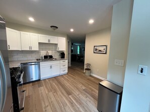 Private kitchen - Lakefront 2 Bedroom (Noblesville)