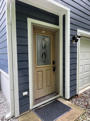 Exterior detail - Lakefront 2 Bedroom (Noblesville)