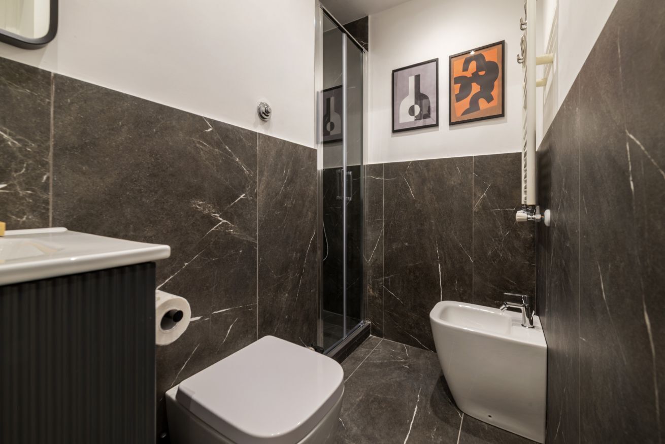 Shower, bidet, towels