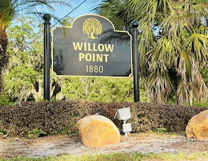 Un panneau indiquant « WILLOW POINT 1880 » et représentant un palmier.