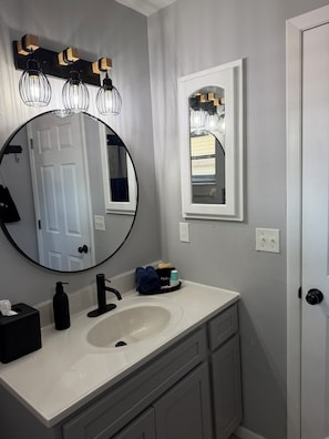 Hair dryer, towels, soap, toilet paper - Lovely 3-bedroom condo with AC in charming Lakeland (Lakeland)
