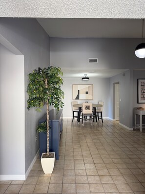Dining - Lovely 3-bedroom condo with AC in charming Lakeland (Lakeland)