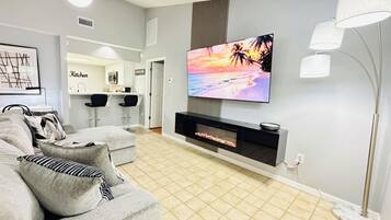 Smart-TV, Kamin, Bücher