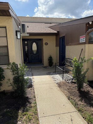 Exterior - Lovely 3-bedroom condo with AC in charming Lakeland (Lakeland)