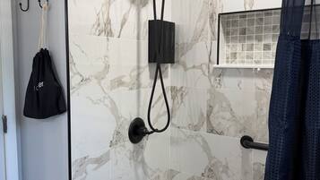 Dusche, Haartrockner, Handtücher, Seife