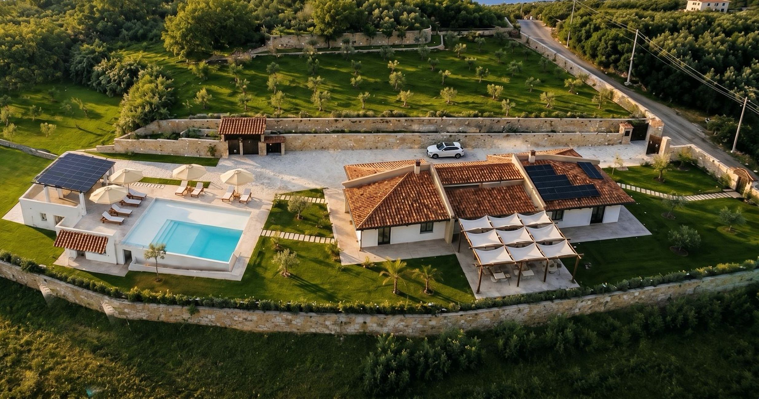 Una villa con piscina, area relax esterna e pannelli solari.