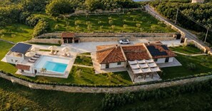 A villa with a swimming pool, outdoor seating, and solar panels. - Villa Heaven Relax (Lazio)
