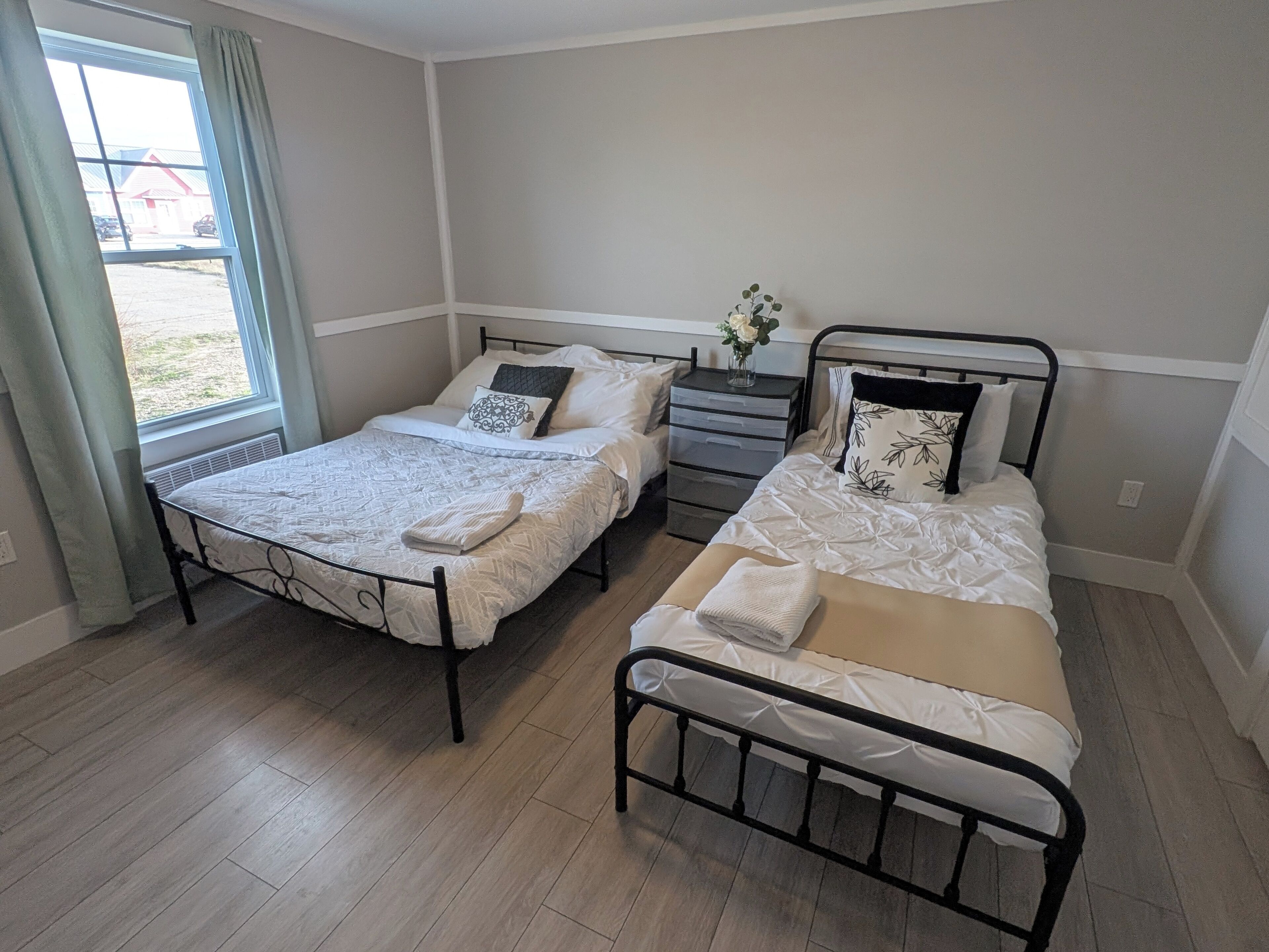 3 slaapkamers, een strijkplank/strijkijzer, gratis wifi, beddengoed
