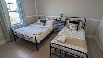 3 slaapkamers, een strijkplank/strijkijzer, gratis wifi, beddengoed