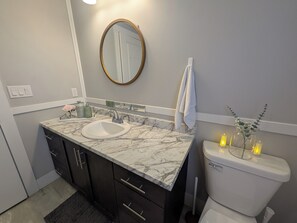 Secadora de cabello, toallas, jabón, papel de baño 