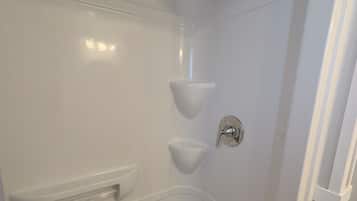Een haardroger, handdoeken, zeep, toiletpapier
