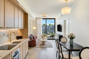 Une cuisine moderne dotée d’un plan de travail en marbre et d’un coin repas avec une table et des chaises.